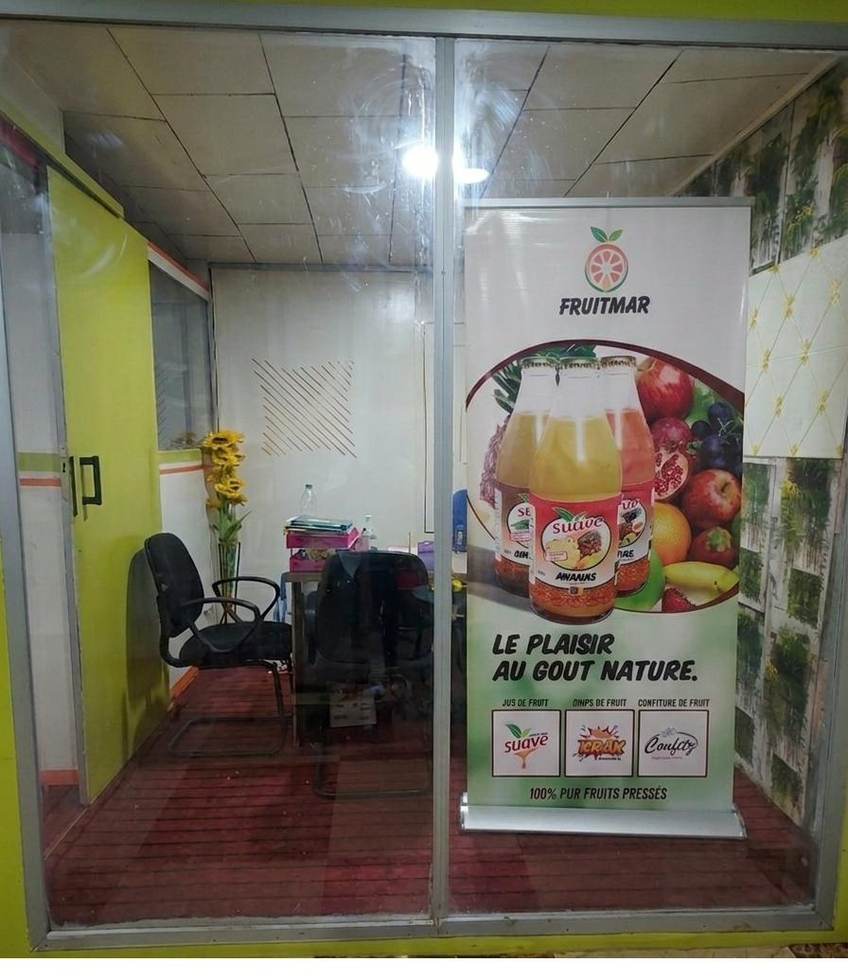 Le point de vente Fruitmar, avec le kakémono Suave « Le plaisir au goût nature ».